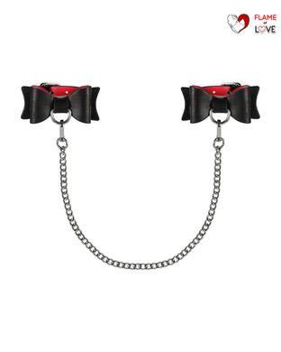 Шкіряні наручники-банти з довгим ланцюгом Obsessive A745 cuffs, чорно-червоні, довгий ланцюг